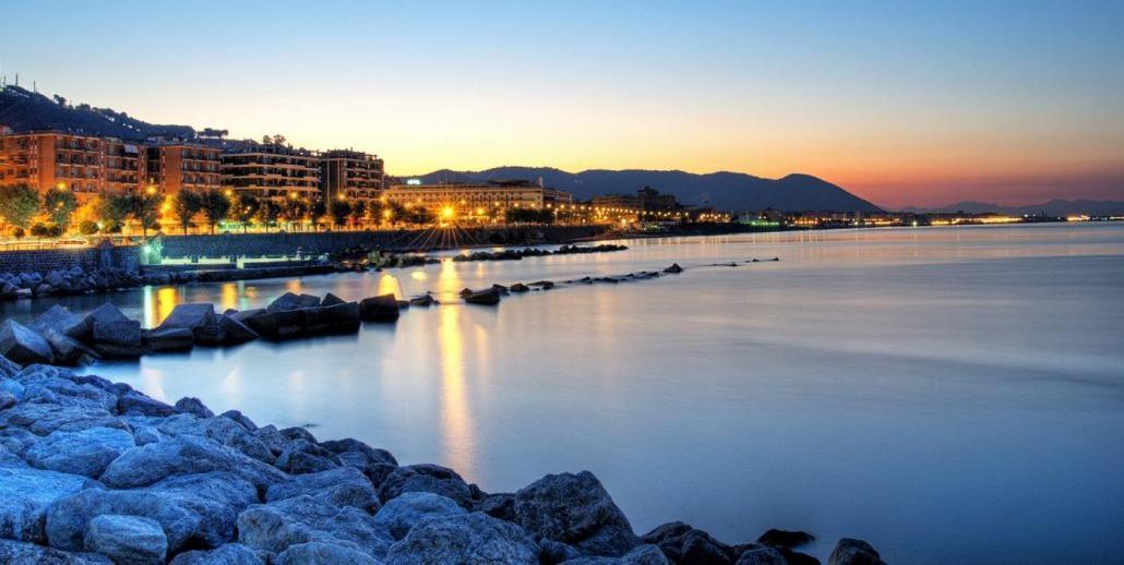 Oasi Al Centro Con Parcheggio Bed & Breakfast Salerno Exterior photo